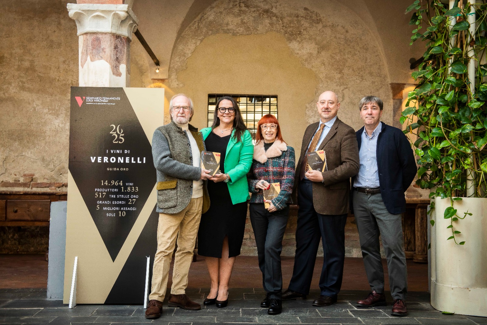 GUIDA ORO I VINI DI VERONELLI 2025: PRESENTATA L'EDIZIONE SPECIALE A 20 ANNI DALLA SUA SCOMPARSA E SVELATI I 5 MIGLIORI ASSAGGI E I 10 SOLE
